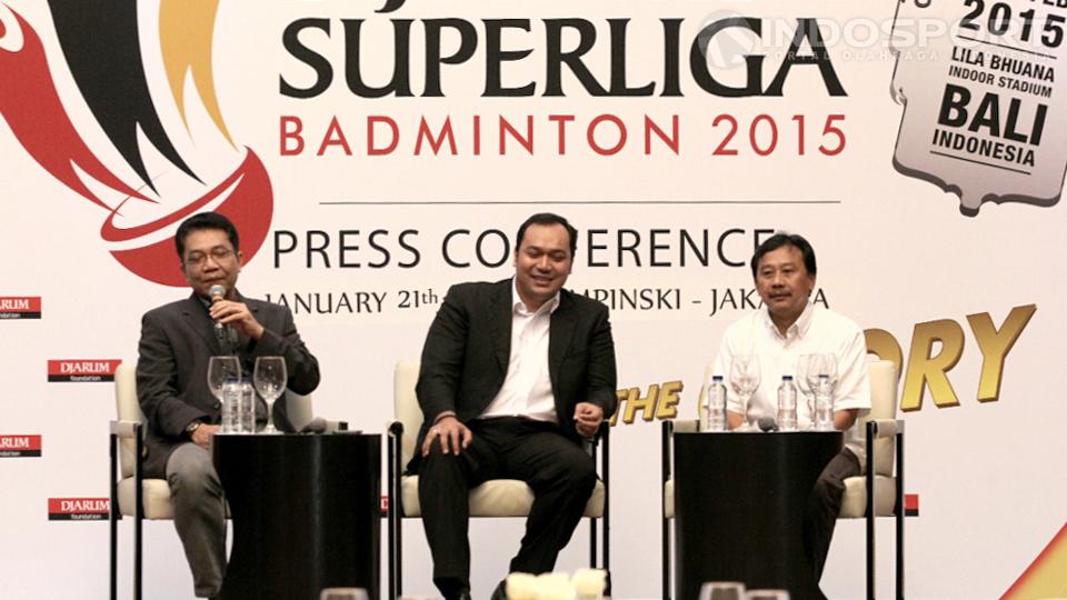 Direktur Superliga, Ahmad Budiharto (Kiri) bersama Sekjen PB PBSI, Anton Subowo (tengah), saat melakukan drawing peserta Djarum Superliga BAdminton 2015 di Jakarta, Rabu (21/01/15).